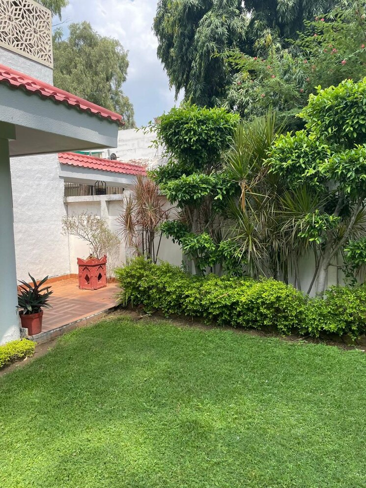 Garden, saket 4 Bedroom 7200 Sq.Ft. Villa In Saket Delhi 8748203