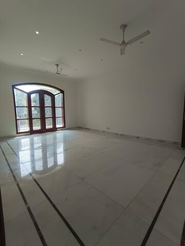 Room in 6 BHK Villa at Saket – for Rent