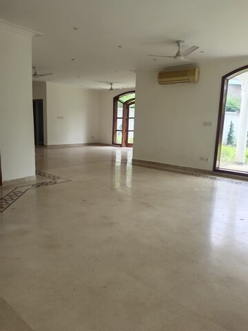 Room in 6 BHK Villa at Saket – for Rent