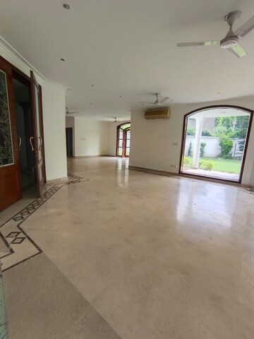 Room in 6 BHK Villa at Saket – for Rent