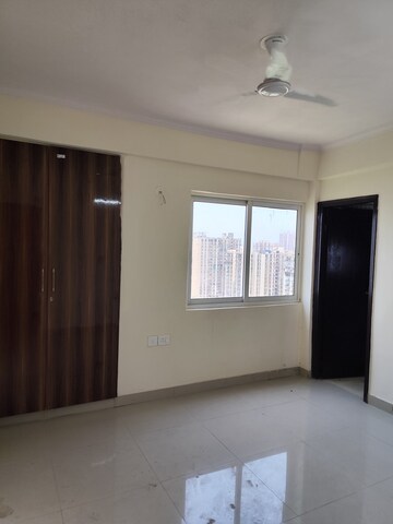 Room in 3.5 BHK Apartment at Gardenia Golf City, Sector 75 – for Rent