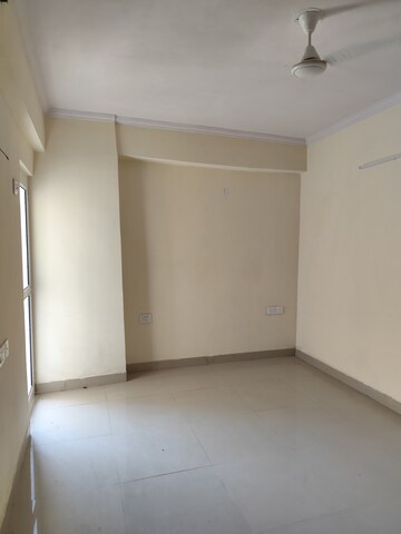 Room in 3.5 BHK Apartment at Gardenia Golf City, Sector 75 – for Rent