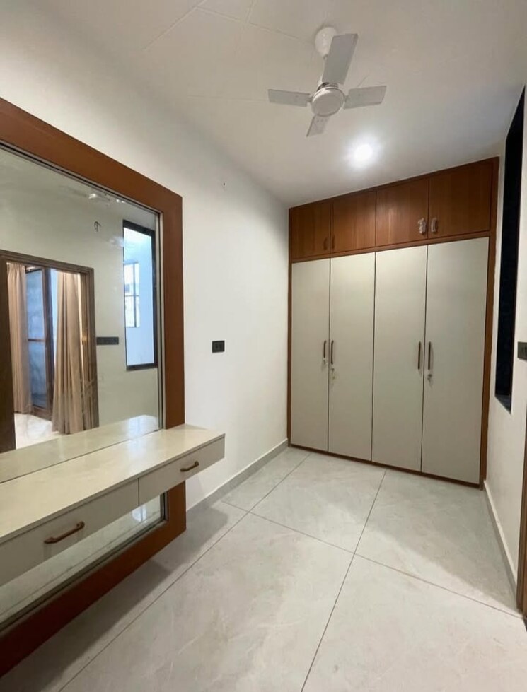 Room, sector 32 3.5 Bedroom 3150 Sq.Ft. Builder Floor In Sector 32 Faridabad 8748302