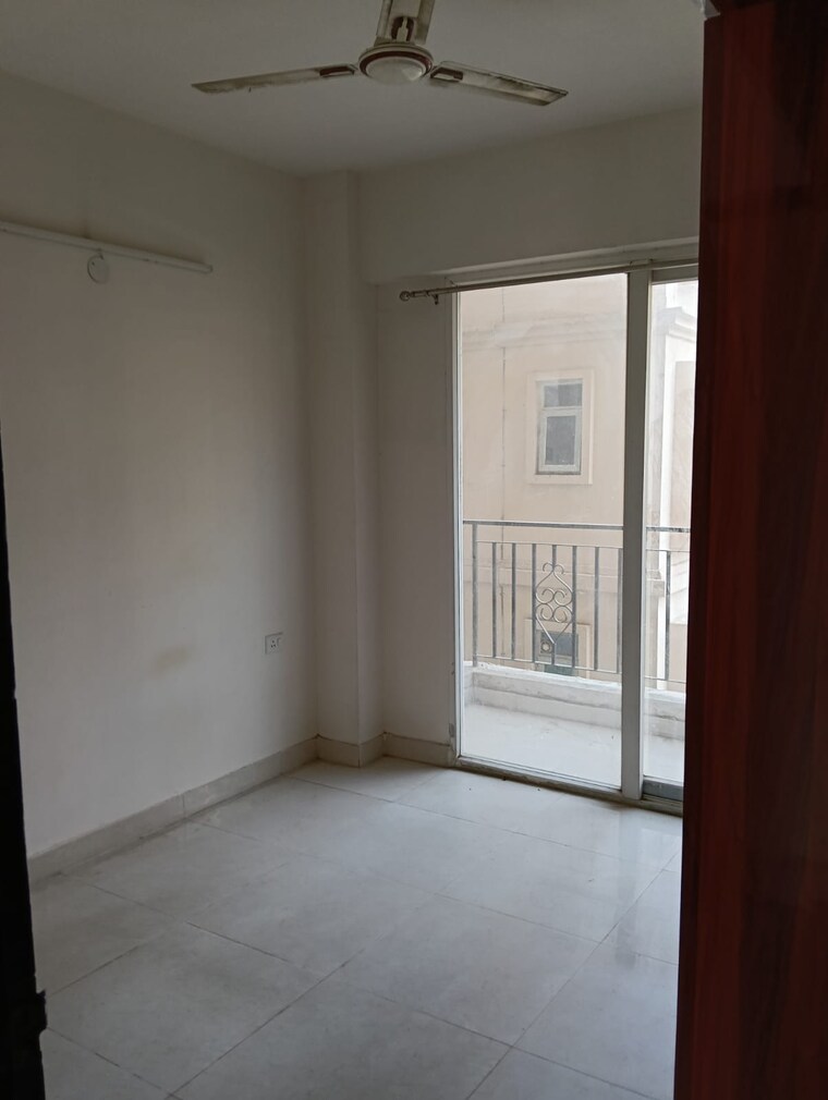 Room, signature-the-serenas 2.5 Bedroom 745 Sq.Ft. Apartment In Sohna Sector 36 Gurgaon 8748317