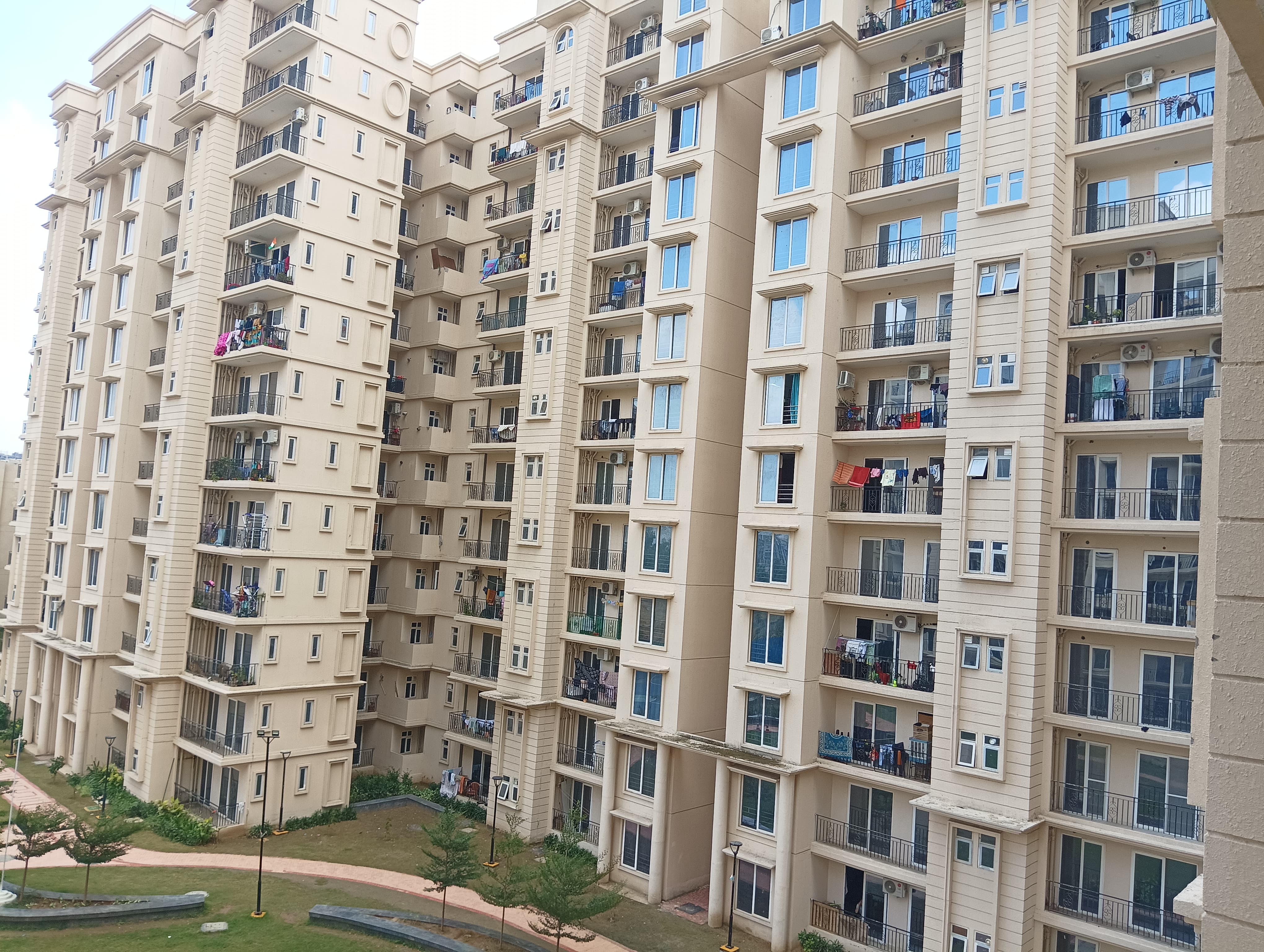 2 BHK + Pooja Room Apartment For Sale in Signature The Serenas