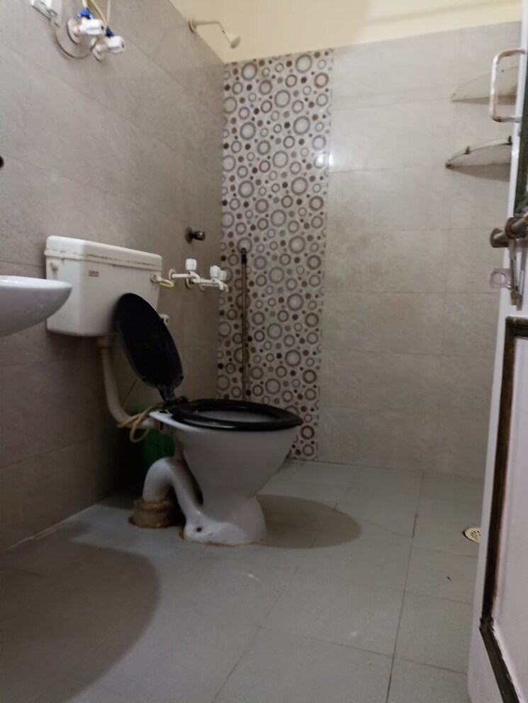 Bathroom, arun-vihar-sector-37 1 RK 250 Sq.Ft. Apartment In Sector 37 Noida 8748366