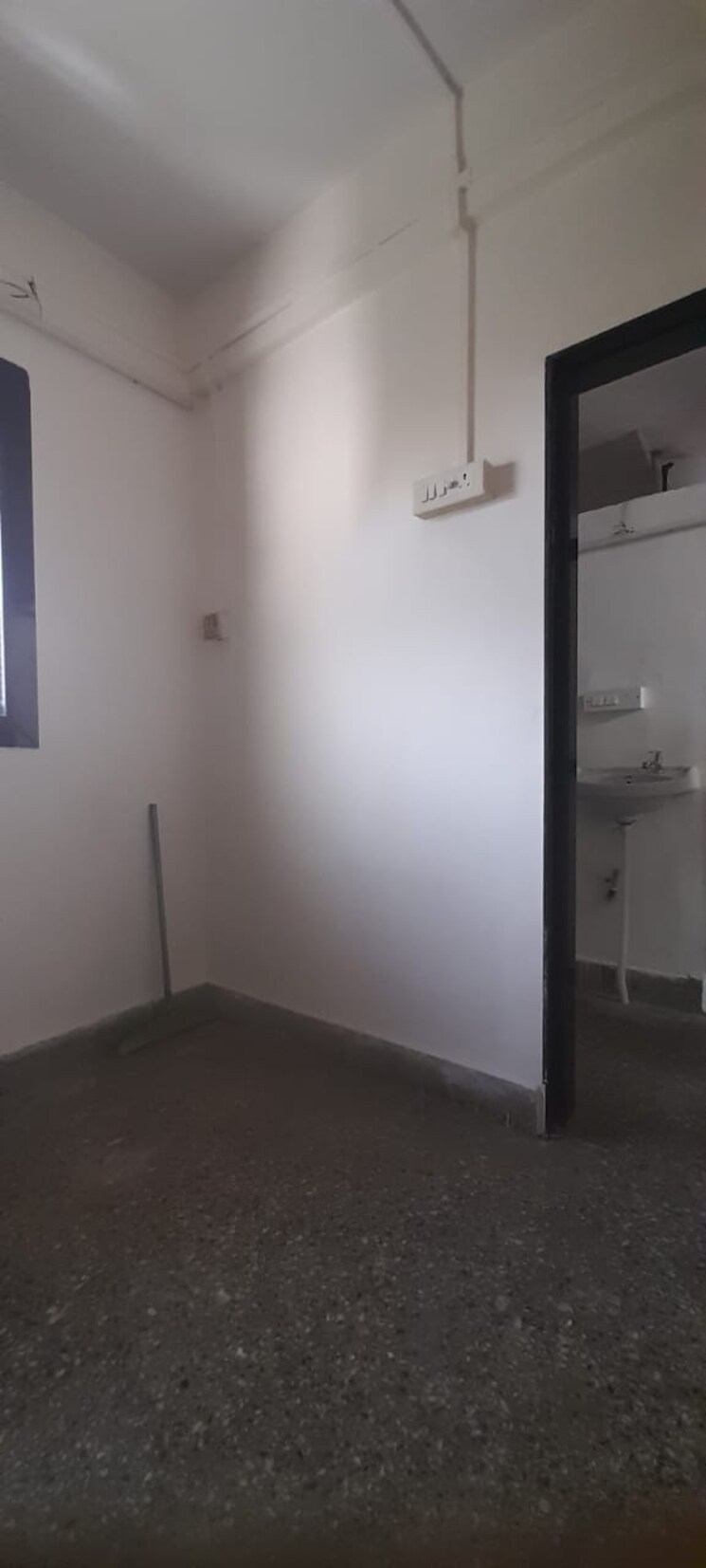 Room, raheja-township 1 Bedroom 400 Sq.Ft. Apartment In Malad East Mumbai 8436314