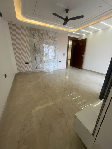 Room in 3 BHK Builder Floor at Sector 85 – for Sale