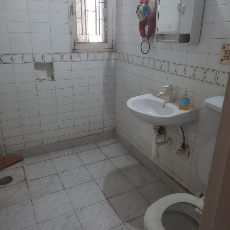 Bathroom, varun-enclave 3 Bedroom 1800 Sq.Ft. Apartment In Sector 28 Noida 8748459