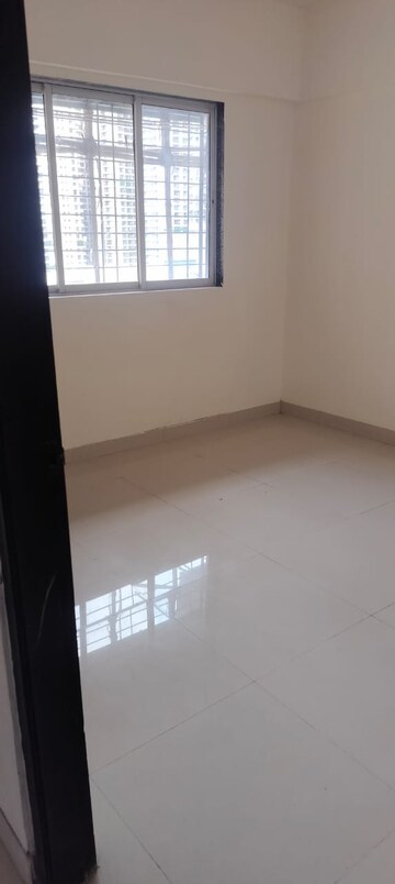 Room in 2 BHK Apartment at JP Decks, Goregaon East – for Rent