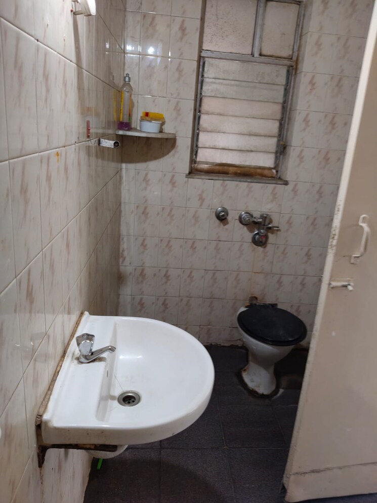 Bathroom, mayur colony 2 Bedroom 1100 Sq.Ft. Apartment In Mayur Colony Pune 8748490