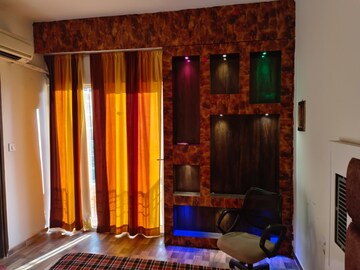 Living Room in 2.5 BHK Builder Floor at Pinnacle Tower Sector 62, Sector 62 – for Rent