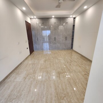 Room in 3 BHK Builder Floor at Unitech South City II, South City 2 – for Rent