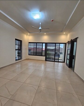 Room in 3 BHK Builder Floor at Sector 33 – for Rent