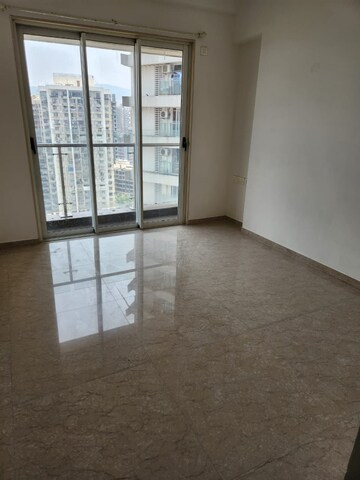 Room in 2 BHK Apartment at JP Decks, Goregaon East – for Rent