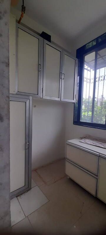 Room in 1 BHK Apartment at Malad East – for Rent