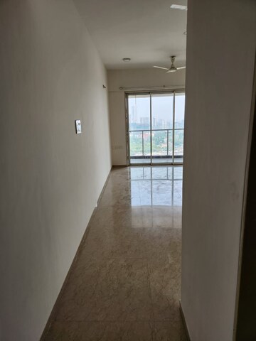 Room in 2 BHK Apartment at JP Decks, Goregaon East – for Rent