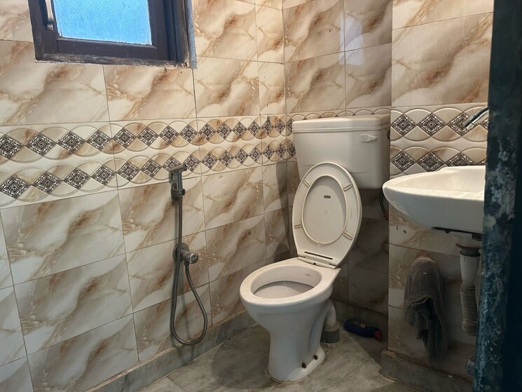 Attached Bathroom, pushp vihar 1.5 Bedroom 550 Sq.Ft. Apartment In Pushp Vihar Delhi 8748865