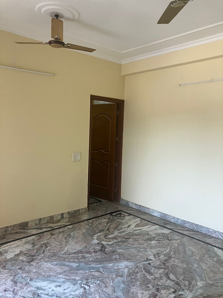 Room, sector 57 3 Bedroom 242 Sq.Yd. Builder Floor In Sector 57 Gurgaon 8748908