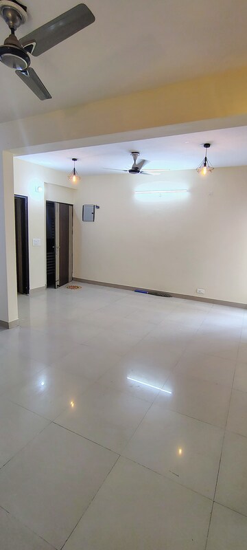 Room in 2 BHK Apartment at Gaurs Siddhartham, Siddharth Vihar – for Rent