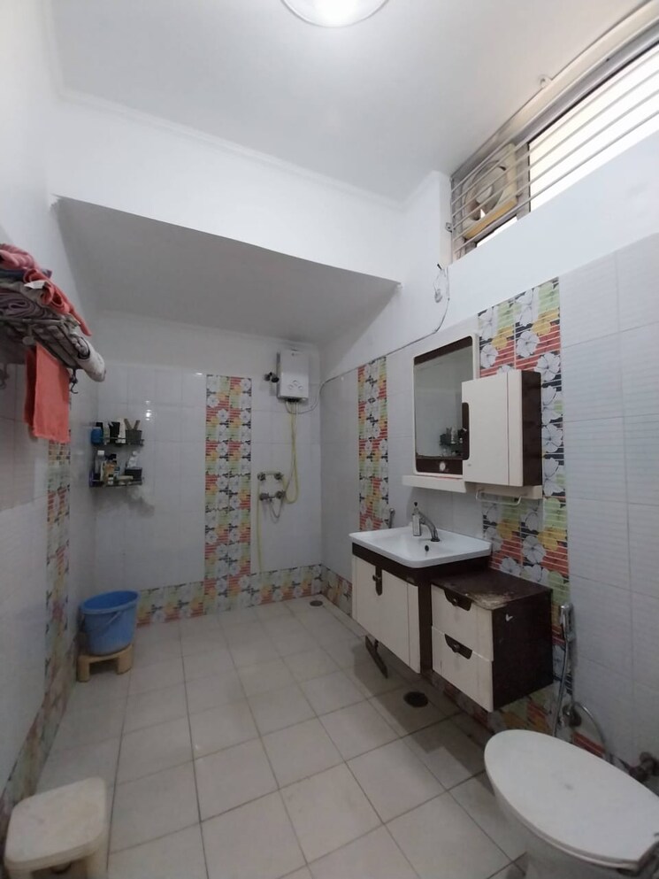 Bathroom, sector 19 4 Bedroom 180 Sq.Yd. Independent House In Sector 19 Faridabad 8749004
