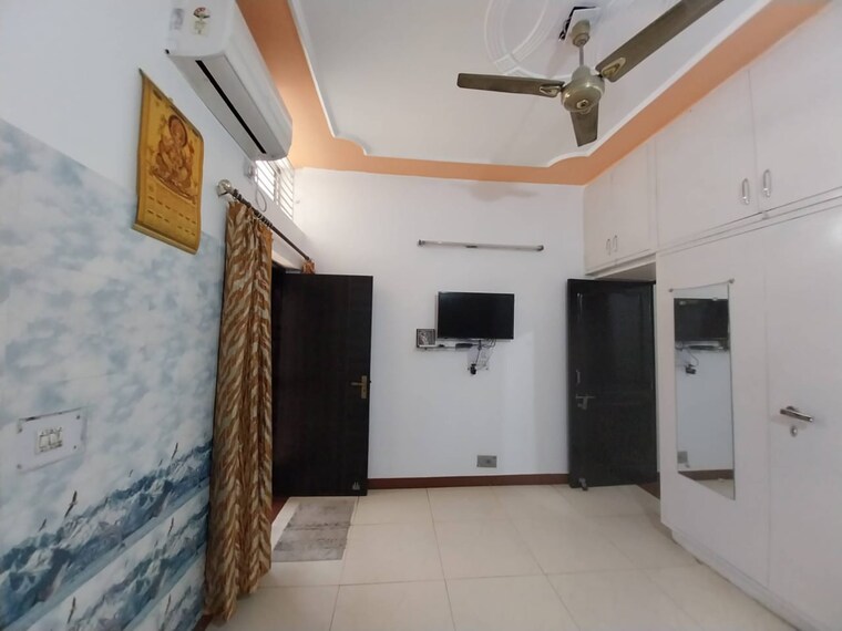 Room, sector 19 4 Bedroom 180 Sq.Yd. Independent House In Sector 19 Faridabad 8749004