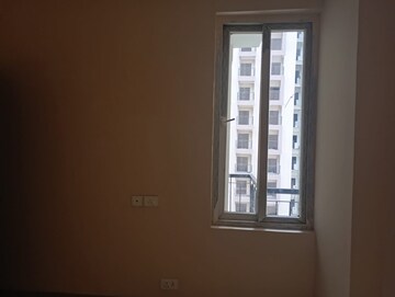 Room in 2 BHK Apartment at Amrapali Dream Valley, Tech Zone 4 Greater Noida – for Rent