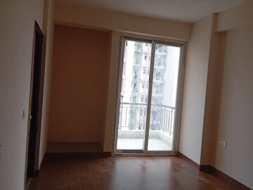 Room in 2 BHK Apartment at Amrapali Dream Valley, Tech Zone 4 Greater Noida – for Rent