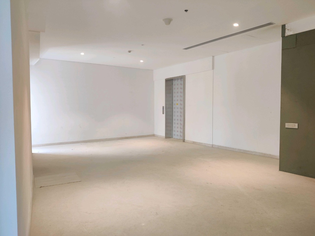 5 BHK + Servant Room Apartment For Rent in Rustomjee Crown