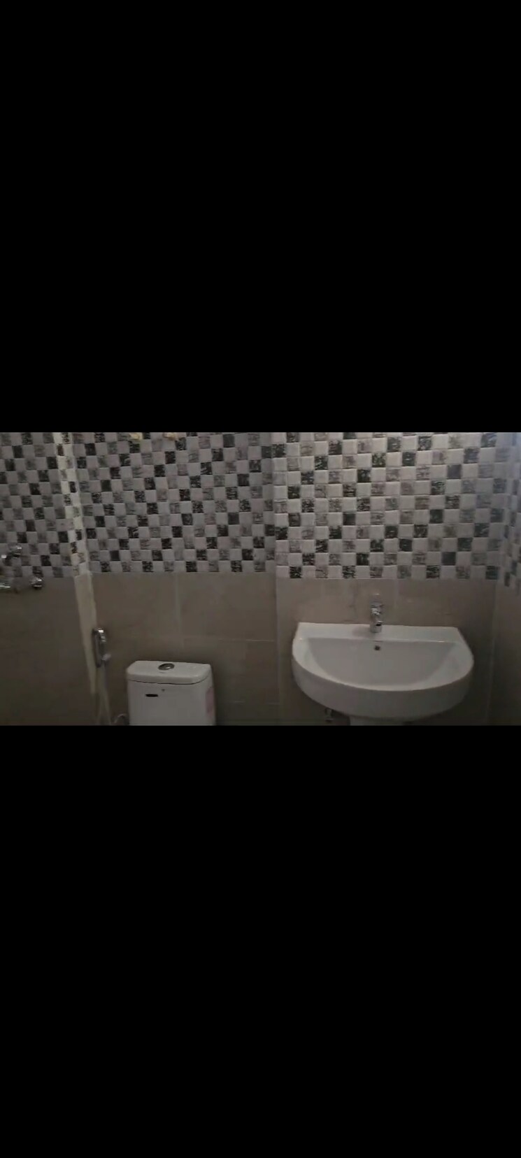 Bathroom, saya-gold-avenue 3 Bedroom 986 Sq.Ft. Apartment In Vaibhav Khand Ghaziabad 8749179