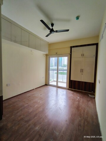 Room in 3 BHK Apartment at Amrapali Enchante, Tech Zone 4 Greater Noida – for Rent
