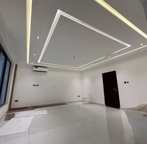 Kitchen in 3.5 BHK Builder Floor at Sector 33 – for Sale