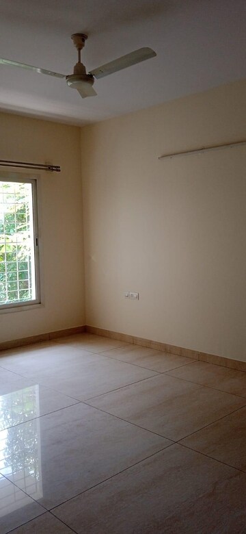 Room in 3 BHK Apartment at Sobha Dew Flower, Jp Nagar – for Rent