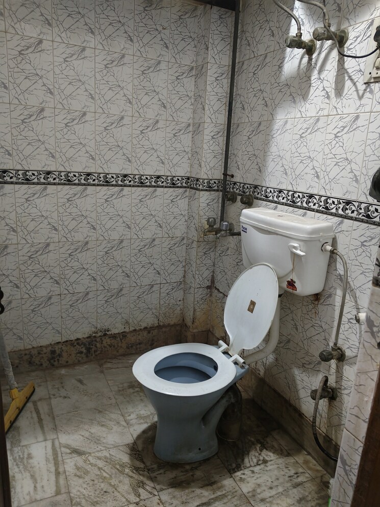 Bathroom, khirki extension 1 Bedroom 600 Sq.Ft. Apartment In Khirki Extension Delhi 8749514