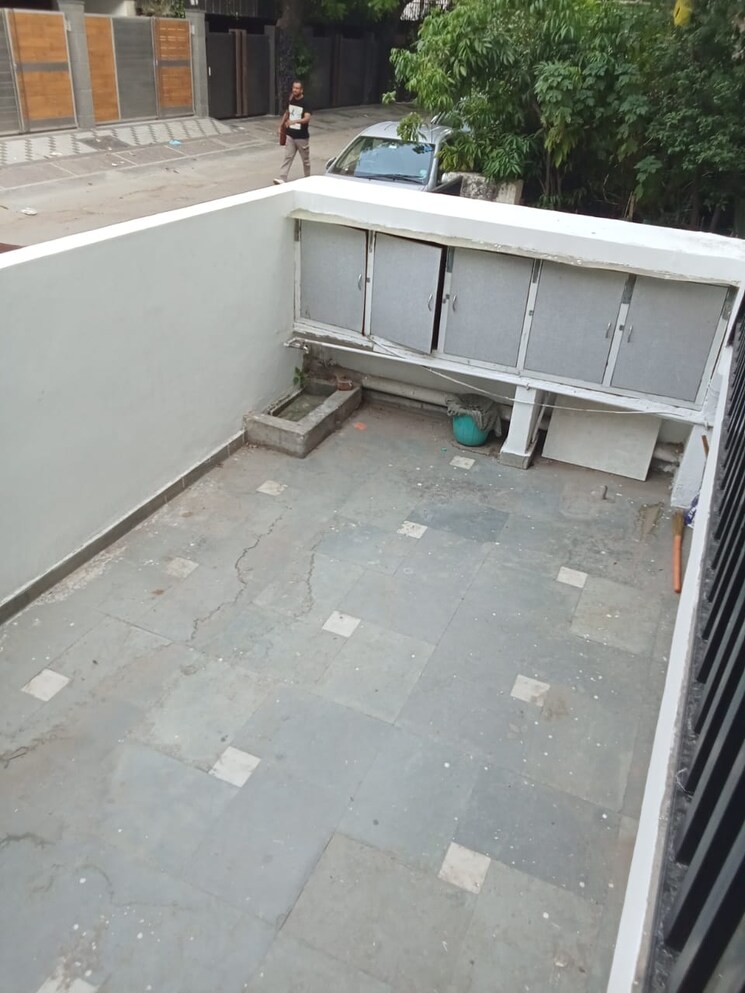 Balcony, veera-safdarjung-enclave 3 Bedroom 1800 Sq.Ft. Builder Floor In Safdarjung Enclave Delhi 8749594