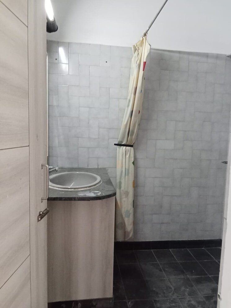 Bathroom, veera-safdarjung-enclave 3 Bedroom 1800 Sq.Ft. Builder Floor In Safdarjung Enclave Delhi 8749594