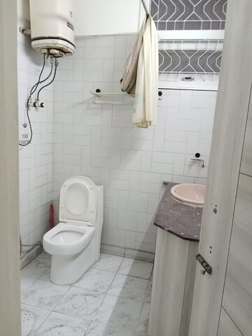 Bathroom in 3 BHK Builder Floor at Veera Safdarjung Enclave, Safdarjung Enclave – for Rent