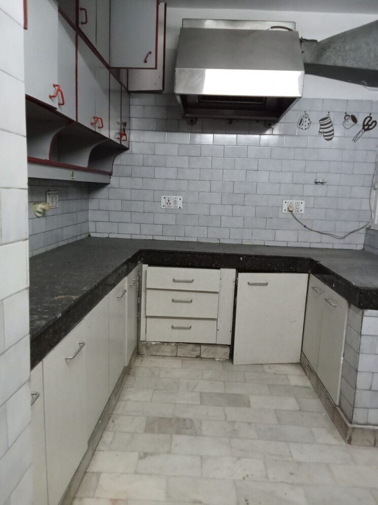 Kitchen, veera-safdarjung-enclave 3 Bedroom 1800 Sq.Ft. Builder Floor In Safdarjung Enclave Delhi 8749594