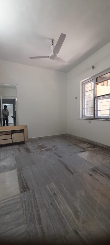 Room in 1 BHK Apartment at Raheja Township, Malad East – for Rent