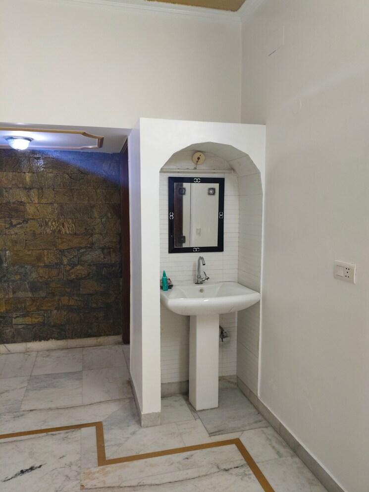 Other, sector 31 1 RK 1000 Sq.Ft. Independent House In Sector 31 Noida 8749671