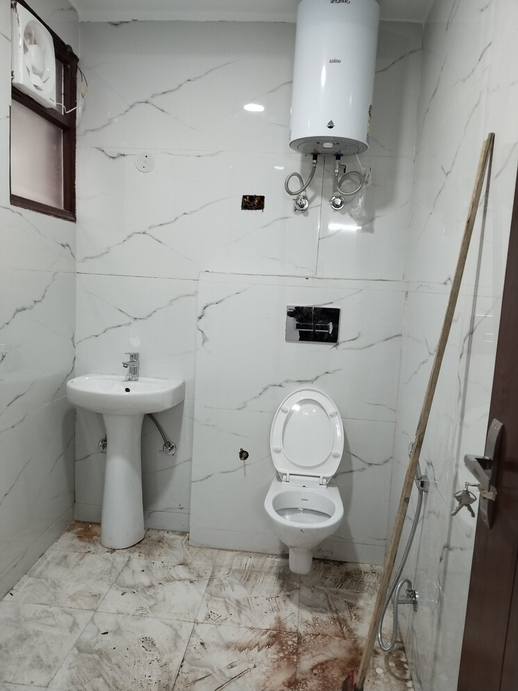 Bathroom, khirki extension 2 Bedroom 850 Sq.Ft. Apartment In Khirki Extension Delhi 8749643