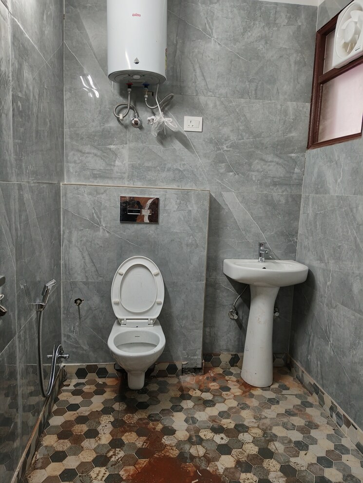 Bathroom, khirki extension 2 Bedroom 850 Sq.Ft. Apartment In Khirki Extension Delhi 8749643