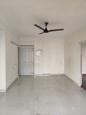 Room in 2.5 BHK Apartment at Maxblis White House, Sector 75 – for Rent