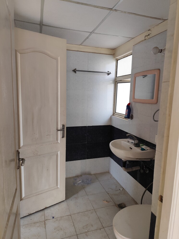 Master Bedroom, maxblis-white-house 2.5 Bedroom 1200 Sq.Ft. Apartment In Sector 75 Noida 8749738