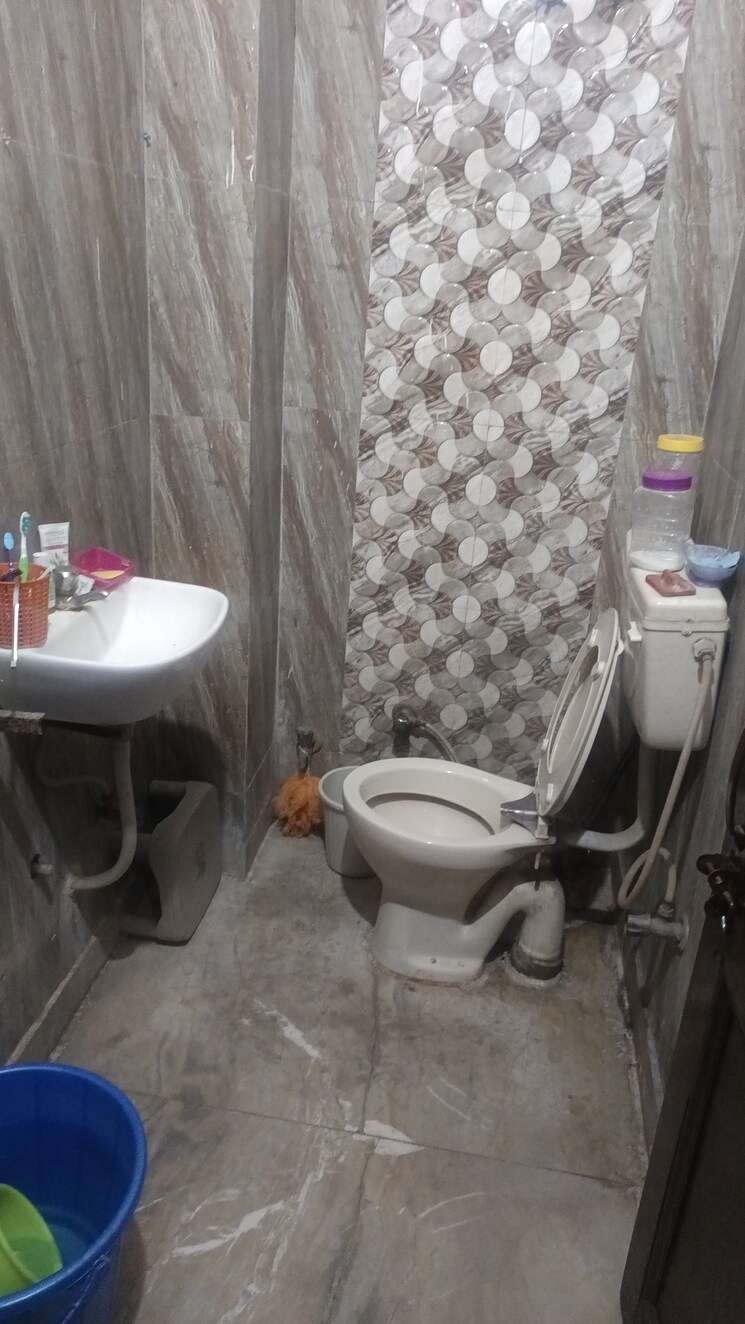 Bathroom, patel nagar 1 RK 250 Sq.Ft. Builder Floor In Patel Nagar Delhi 8749860