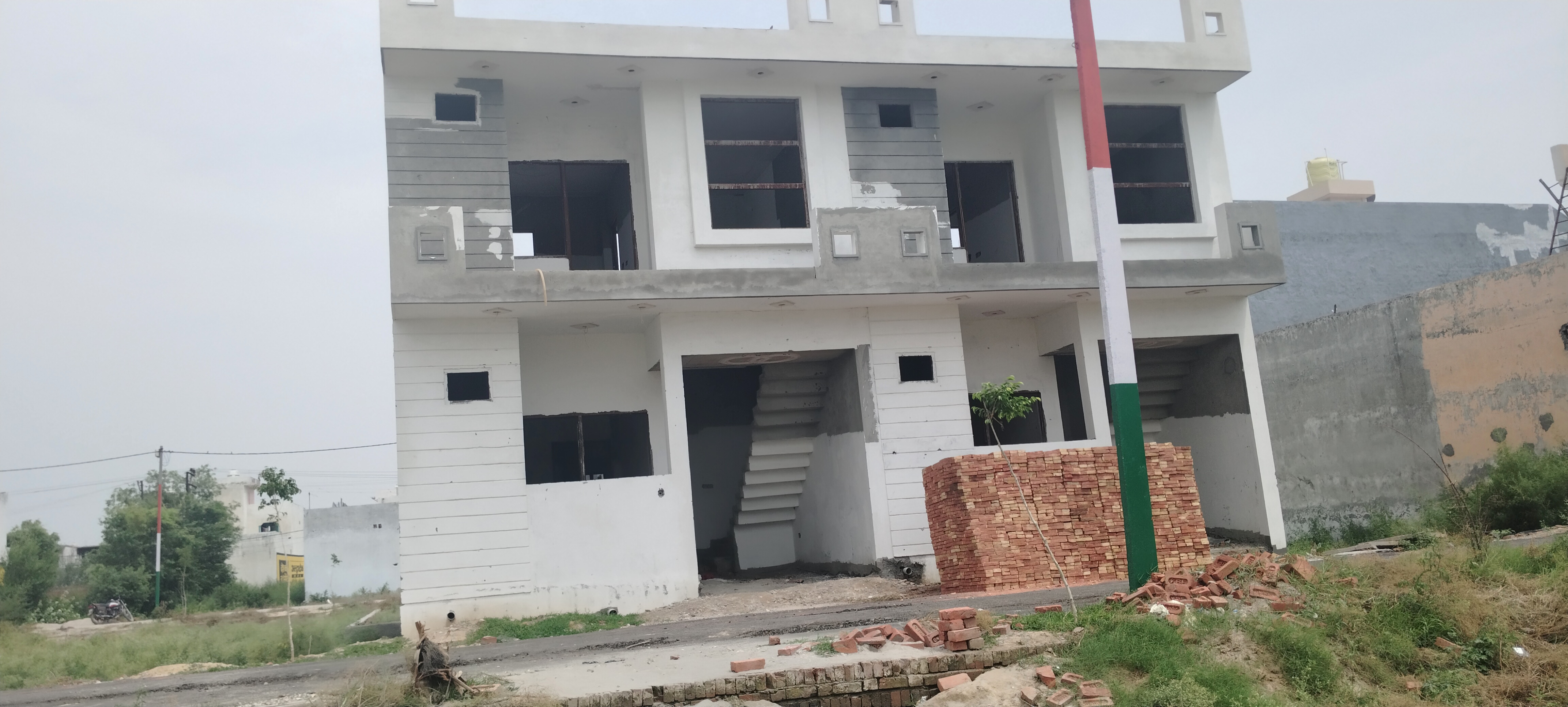 3 BHK + Servant Room Independent House For Sale in Shivlok Puri