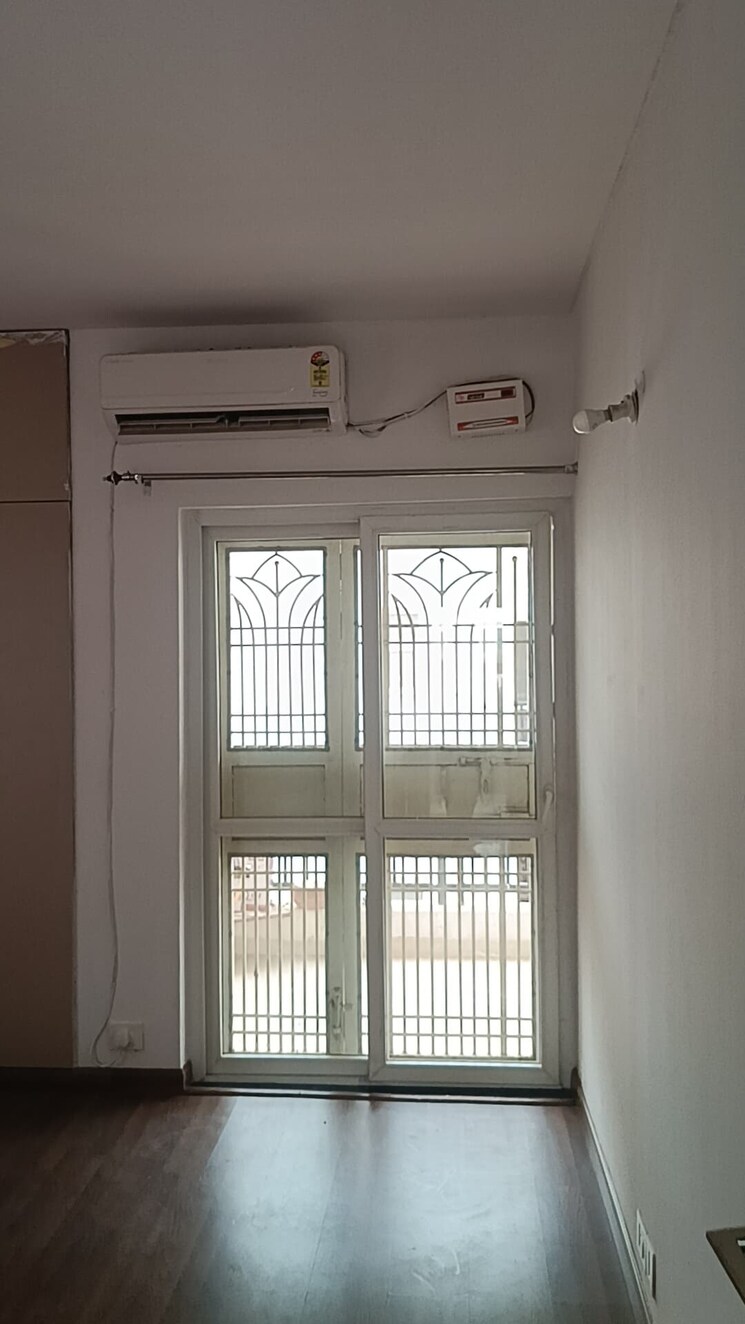 Room, bptp-parkland 4 Bedroom 250 Sq.Yd. Builder Floor In Sector 75 Faridabad 8750215