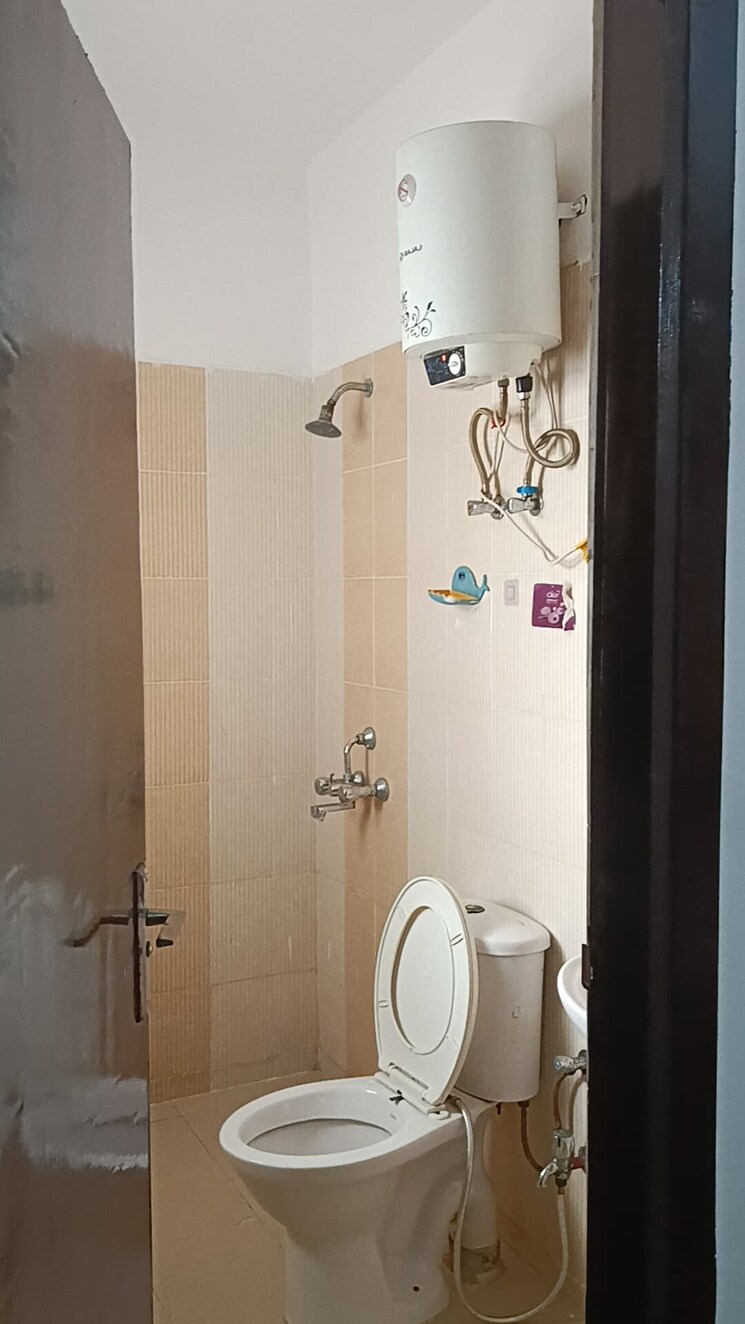 Bathroom, bptp-parkland 4 Bedroom 250 Sq.Yd. Builder Floor In Sector 75 Faridabad 8750215
