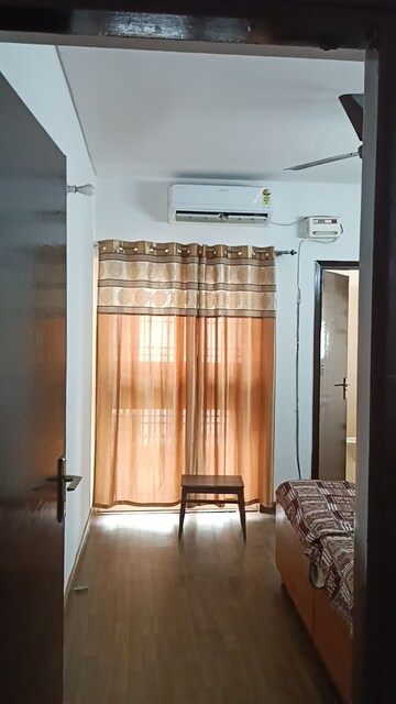 Room in 4 BHK Builder Floor at BPTP Parkland, Sector 75 – for Rent