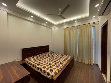 Master Bedroom in 4 BHK Builder Floor at BPTP Amstoria, Sector 102 – for Rent